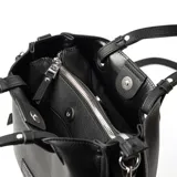 Cartera tipo tote de símil cuero color negro, con doble asa corta y correa larga regulable extraíble. Tiene tres compartimentos internos, uno con cierre, y cierre principal con botón imantado.