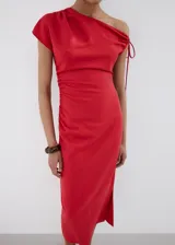 Vestido midi rojo de lino y lyocell, con diseño asimétrico de un hombro, manga corta y fruncidos laterales.