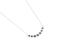 Gargantilla de plata 925 con cadena fina y dije central compuesto por cinco piedras circulares engastadas en plata, dispuestas en forma de arco.