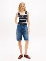Musculosa de punto de puro algodón peinado, de corte slim y diseño a rayas horizontales azul marino y blanco. Cuenta con cuello redondo, ribetes en canalé y un refinado logo bordado en el pecho.