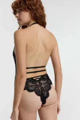 Body de encaje negro con escote halter y espalda descubierta.