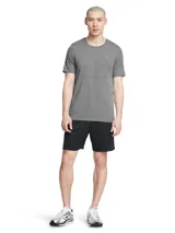 Short de entrenamiento Under Armour Tech, color negro, con cintura elástica y cordón de ajuste exterior. Presenta bolsillos laterales abiertos y logo de la marca en la pierna derecha.