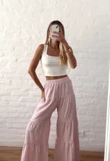 Top corto blanco de breteles finos y escote cuadrado.