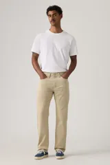 Pantalón de corte regular fit confeccionado en sarga color beige, con tiro medio y cierre frontal con cremallera.