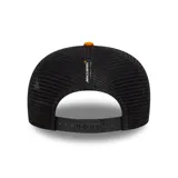 Gorra New Era 9Seventy color naranja con paneles traseros de malla negra. Presenta el logo de McLaren en el frente y el número 81 de Oscar Piastri bordado en la visera.