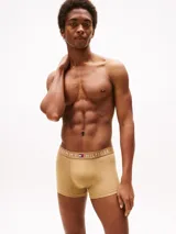 Pack de tres calzoncillos tipo trunk de algodón elástico, con cintura elástica personalizada con el logo de la marca. Incluye tres colores distintos: azul claro, tostado y azul marino.