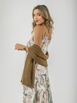 Chal color dorado con destellos brillantes, de tejido liviano y diseño atemporal.