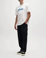 Remera gris de manga corta con cuello redondo y logo Deus en el pecho con contorno amarillo y relleno naranja.