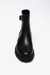 Bota de caña media color marrón, confeccionada en cuero, con suela track negra y detalle de hebilla lateral.