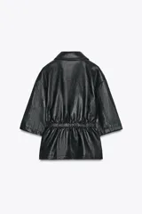 Chaqueta efecto piel color marrón, con cuello solapa, mangas por debajo del codo, cintura elástica, falsos bolsillos delanteros y cierre frontal con cremallera.