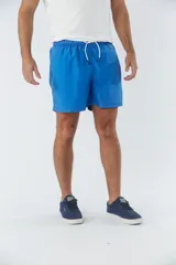 Short de baño liso color salmón, con cintura elástica ajustable mediante cordón, dos bolsillos laterales y un bolsillo posterior.