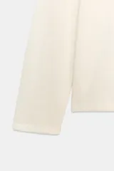 Camiseta de manga larga con cuello redondo, confeccionada en tejido de algodón con textura rústica y corte regular.