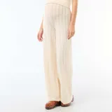 Pantalón de maternidad de punto con diseño de rayas sutiles en color blanco, corte recto y holgado, ideal para la comodidad durante el embarazo.