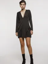 Vestido corto de satén color negro, con escote en V profundo, mangas largas y diseño cruzado en la falda.