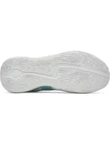Championes Under Armour Curry 3Z7 SDE, diseñados para básquetbol, combinan una parte superior de malla transpirable celeste con revestimientos de cuero blanco y gris claro. Cuentan con entresuela Charged Cushioning y suela de goma blanca con patrón de tracción.