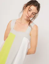 Vestido largo de lino color blanco, gris y amarillo, con breteles anchos, escote recto, elástico en la espalda y tajos laterales.