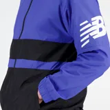 Campera deportiva New Balance Tenacity Woven, color azul y negro, con franjas blancas en las mangas. Confeccionada en tejido elástico con forro de malla y tecnología NB DRY.