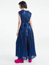 Mono largo sin mangas de corte holgado, confeccionado en tejido plisado con acabado metalizado. Presenta cuello redondo con detalle de abertura y cierre de botón en la parte posterior.