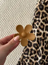Broche para el pelo con forma de flor margarita, acabado mate y diseño minimalista.