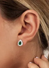 Par de aros de plata 925 con forma de gota, con una zirconia verde central rodeada de pequeñas zirconias transparentes.