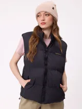 Gorro tipo beanie de tejido waffle en color beige, con etiqueta de marca Rusty en el borde.