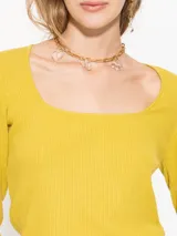 Top negro al cuerpo, de mangas largas y escote cuadrado.