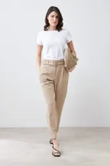 Remera blanca de manga corta con escote tipo bote.