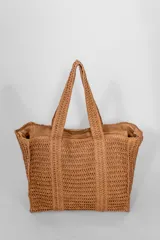 Cartera tipo shoulder bag de tejido trenzado en color marrón, con doble asa de hombro y forro interior a tono.