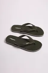 Ojotas de hombre con base calada, tiras de goma y detalle de logo en relieve.