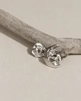 Aros abridores dorados de diseño amorfo y orgánico, hechos a mano en metal noble, con pernos y cierres de plata 925. Se venden en par con piezas asimétricas de distinto tamaño.