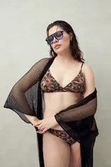Top de bikini con estampado animal print.