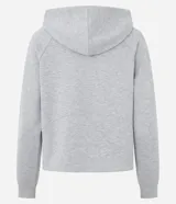 Campera deportiva con capucha ajustable, cierre frontal por cremallera, mangas largas con sisa raglán y puños ajustados. Presenta bolsillo tipo canguro y cordones con lettering estampado.