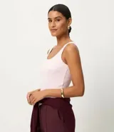 Blusa musculosa de ribana color blanco, con escote en U.