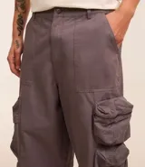 Bermuda masculina super baggy confeccionada en sarga de algodón, con cintura con trabilla, cierre tradicional y bolsillo cargo con cierre por cremallera.