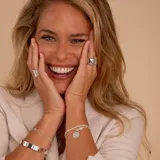 Anillo de diseño minimalista confeccionado en plata 925, con una superficie lisa, pulida y de forma curva que se ajusta cómodamente al dedo.