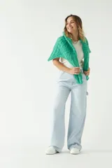 Sweater verde esmeralda de punto con diseño trenzado y textura en relieve, fit amplio y cómodo, con hombros caídos y cuello redondo.