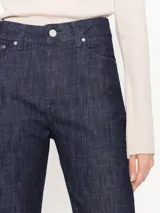 Pantalón de jean oxford azul oscuro, de tiro medio alto y confeccionado en 100% algodón.