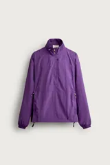 Chaqueta canguro técnica de corte relaxed fit en color violeta, con cuello subido ajustable, cierre frontal de cremallera parcial, manga larga y bolsillos frontales con cierre y tipo canguro.