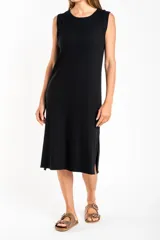 Vestido negro de viscosa y elastano, corte recto, largo midi y sin mangas.
