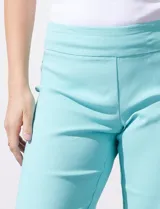 Bermuda color beige de gabardina elastizada, marca Zac & Rachel. Pretina ancha elastizada.