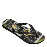 Sandalias tipo ojota Havaianas con diseño gráfico inspirado en el fútbol en tonos negro, gris y amarillo. Presentan tiras negras con textura y logo de la marca.