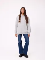 Canguro gris con capucha, de corte oversize, con estampado gráfico multicolor en la espalda que incluye diversos parches y logotipos de la marca Rusty.