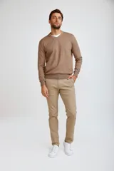 Sweater de punto con cuello en V y mangas largas, de corte clásico y color azul marino.