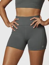 Short deportivo de tiro alto, confeccionado en tejido técnico elástico. Cuenta con bolsillos laterales integrados y costuras reforzadas para mayor soporte y comodidad durante el entrenamiento.