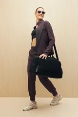 Pantalón tipo babucha de tiro alto con cintura ancha elástica, puños en los tobillos y bolsillos laterales.