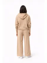 Campera negra con capucha, cierre frontal completo y cordones ajustables. Presenta un diseño liso y funcional con bolsillos laterales.