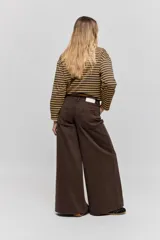 Jean wide leg azul oscuro de tiro bajo, con calce relajado y piernas amplias de diseño clásico de cinco bolsillos.