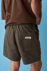 Short de gabardina color beige con calce relajado, cintura elástica con cordón ajustable y largo a mitad de muslo.
