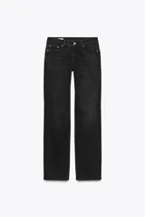 Pantalón de jean negro de corte recto y tiro bajo, con trabillas y cinco bolsillos.