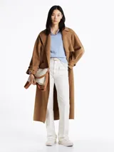 Zapatillas deportivas Tommy Hilfiger de corte bajo, color blanco con detalles en celeste y plateado. Presentan paneles de malla y superposiciones de gamuza, con el monograma TH en la lengüeta y el lateral.